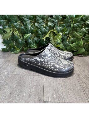 Oofos Oocloog Shoes Women 11 Black Gray Snakeskin Recovery Clogs Limited Edition